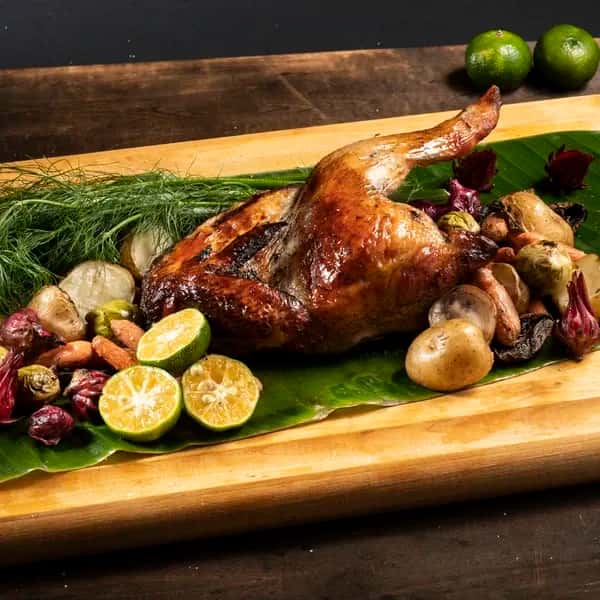 沖縄やんばるハーブ若鶏＜黒麹熟成ブラックローストチキン＞湯せんで“焼きたて”気分