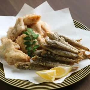 百貨店で人気のめひかりとふぐの唐揚げセット