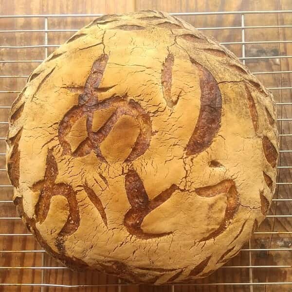 国産小麦の石窯パン＜母の日限定「ありがとう」カンパーニュ大＞･･･メッセージカード付き（有料）