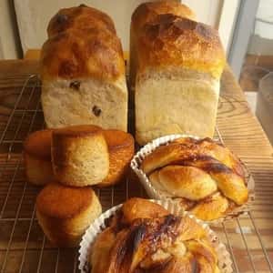 国産小麦の石窯パン＜北欧シナモンロールとサワードゥブレッドのセット＞富士山溶岩の石窯でこんがり焼き上げ