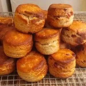 国産小麦の石窯焼き菓子＜プレーンスコーン、紅茶スコーン、有機チョコスコーン＞表面ザクザク、中はしっとり