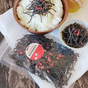 【体に優しい無添加の塩昆布：紀州産梅味】じっくり炊き上げた素朴なお味の塩昆布