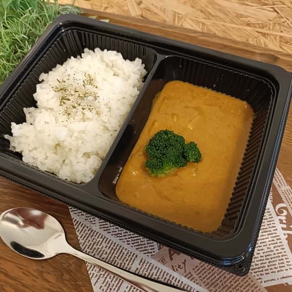 ギフトにもオススメ。レンジで簡単　満足プレート　温めるだけで美味しい4種のスパイスカレーが味わえる＜無添加・グルテンフリー・砂糖不使用・天日塩100%＞メッセージカードサービス中。 