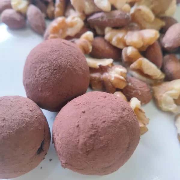 メッセージカードサービス中。ギフトにもオススメ。3種のナッツの濃厚トリュフカカオ(黒潮町産天日塩使用)＜無添加・グルテンフリー・砂糖不使用＞