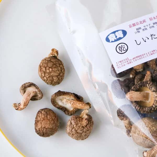 農薬不使用原木栽培【乾燥しいたけ（ホール・スライス）】旨味凝縮で戻し汁は極上の出し汁に◎