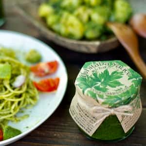 薬草の恵みをグルメに味わう【あしたばソース】伊豆諸島の潮風が育てた力強い香味の明日葉の生ペストソース