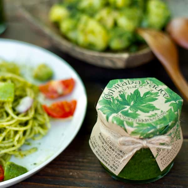 薬草の恵みをグルメに味わう【あしたばソース】伊豆諸島の潮風が育てた力強い香味の明日葉の生ペストソース