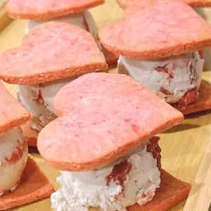 ＜ギフトにオススメ♡ストロベリーバターサンドクッキー2個セット＞