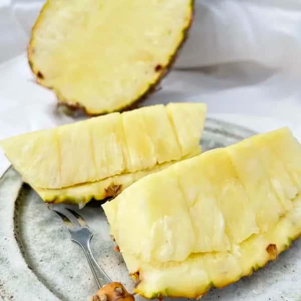 ［贈答用］有機JAS認証圃場で栽培〈沖縄県産ハワイ種・島パイン〉甘くてジューシーなピリピリしにくいパイナップル