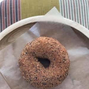 卵・乳製品不使用ドーナツ＜黒胡麻きなこ＞黒胡麻ときなこが香る和の味わい