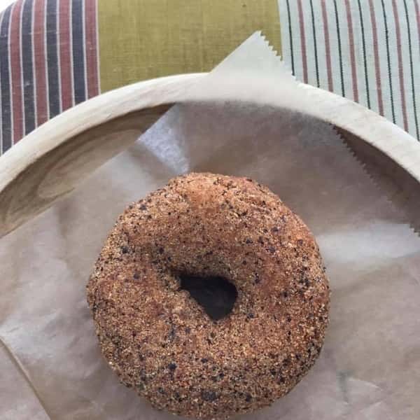 卵・乳製品不使用ドーナツ＜黒胡麻きなこ＞黒胡麻ときなこが香る和の味わい