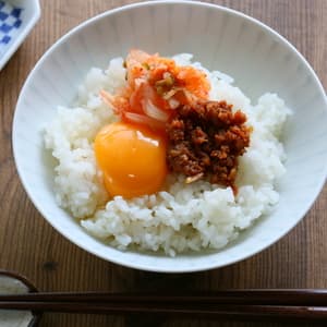 さばみそとキムチの卵かけご飯