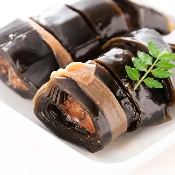 創業以来受け継ぐ伝統的食材〈昆布巻〉紅鮭・にしん・能登がき・ぶりを手作業&こだわりの調味料でやさしい味付けに仕上げた一品