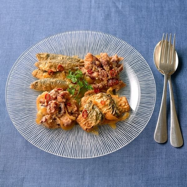 人気の冷凍そうざい〈能登　海の恵み南蛮漬け風マリネ〉小アジ・能登がき・ほたるいかを昔ながらの丸大豆醤油と特注純米醸造酢で仕上げました