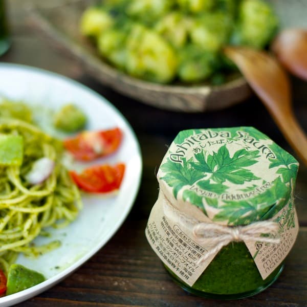 薬草の恵みをグルメに味わう【あしたばソース】伊豆諸島の潮風が育てた力強い香味の明日葉の生ペストソース