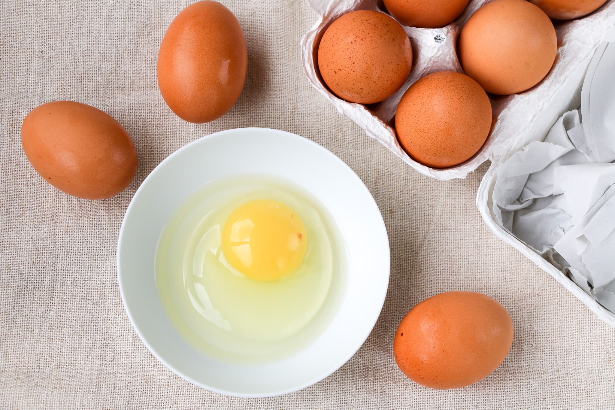 平飼い卵、放し飼い卵。 背景