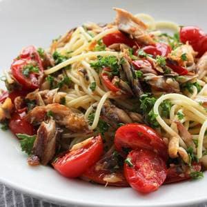 鯵の干物とミニトマトのパスタ