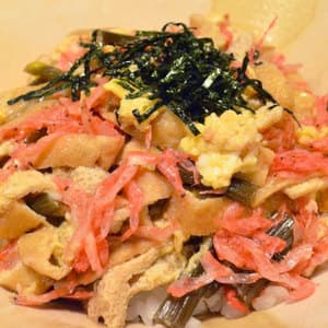 おあげさんと山蕗と桜えびの卵とじ丼
