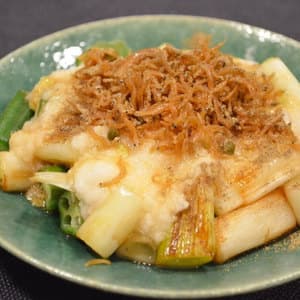 焼きねぎと焼きオクラのじゃことろろがけ