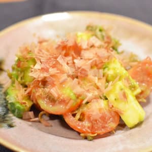 ちりめん山椒とアボカドとトマトの白味噌ソース