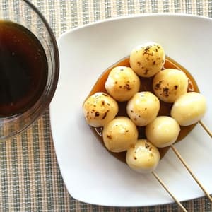根昆布粉末でほんのり甘じょっぱみたらし団子