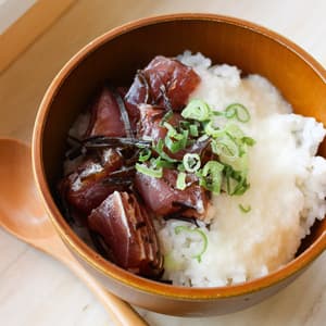 マグロの塩昆布漬けとろろぶっかけ丼